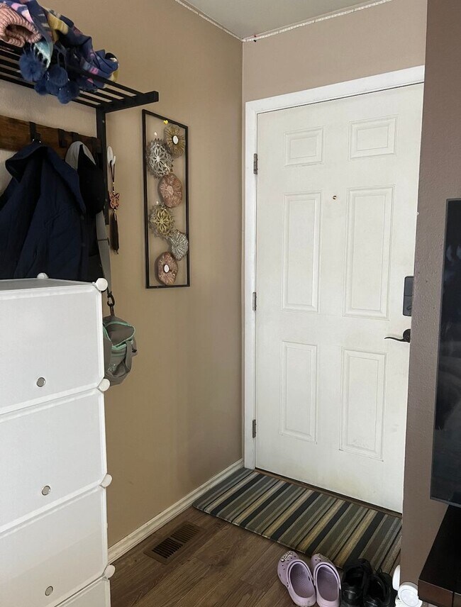 Building Photo - Top floor Condo in desirable area