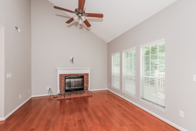 Building Photo - Gorgeous 3 Bedroom Home