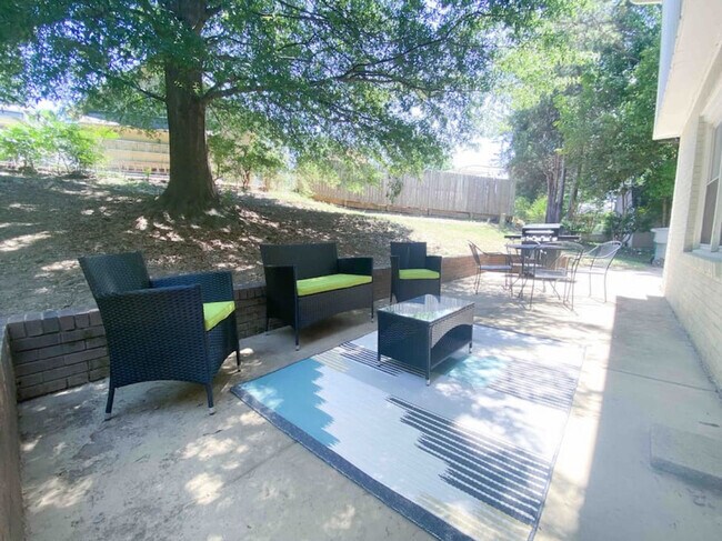Foto del edificio - 8800 Nightingale Ln