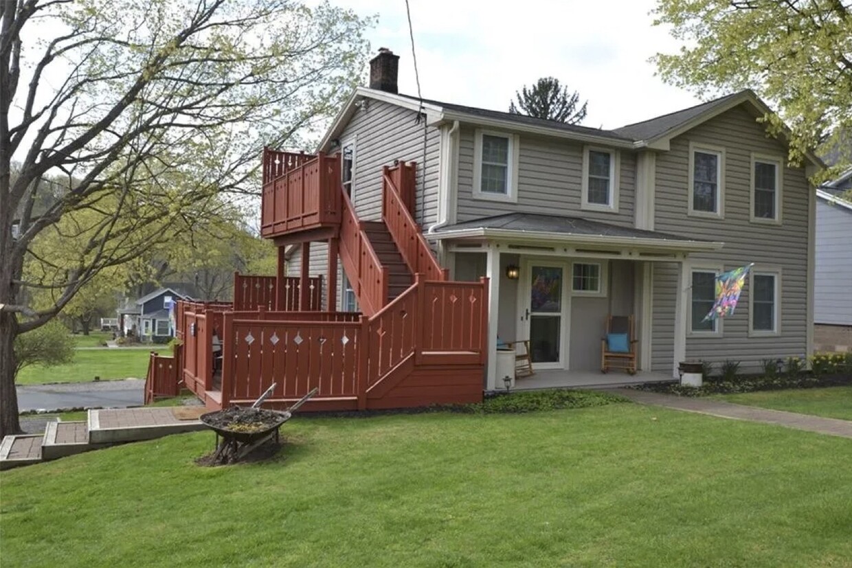 Apartment (Top Floor) Entry - 45 W Main St