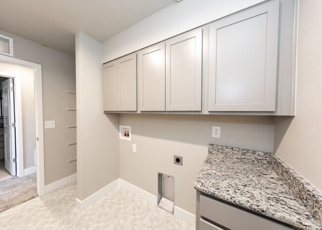 Foto del edificio - 3 Bedroom Contemporary Townhome off of Austin Bluffs