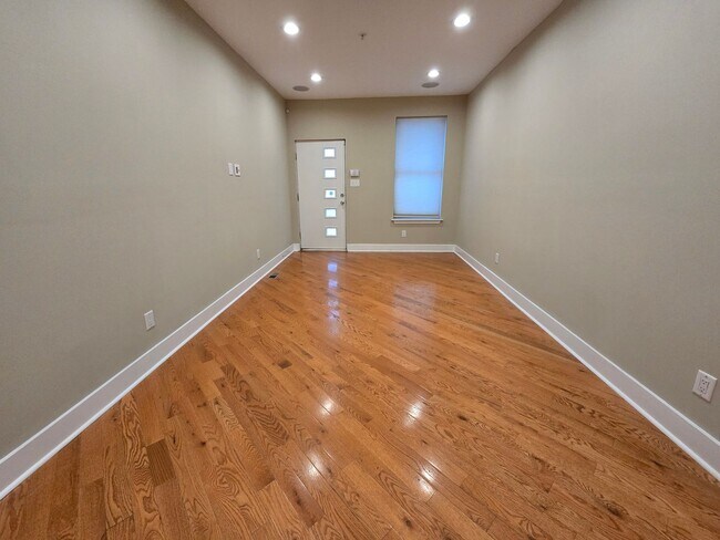 Foto del edificio - BACK ON THE MARKET! !!!! HUGE bright 3 bed...