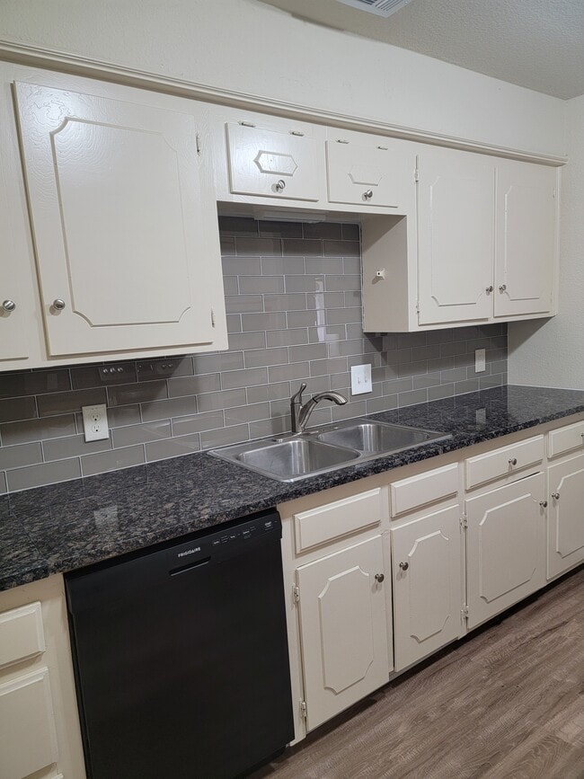 Building Photo - 613 Woodhaven Pl