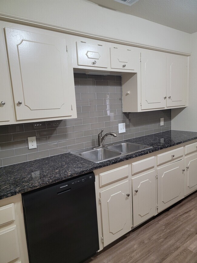 Foto del edificio - 613 Woodhaven Pl