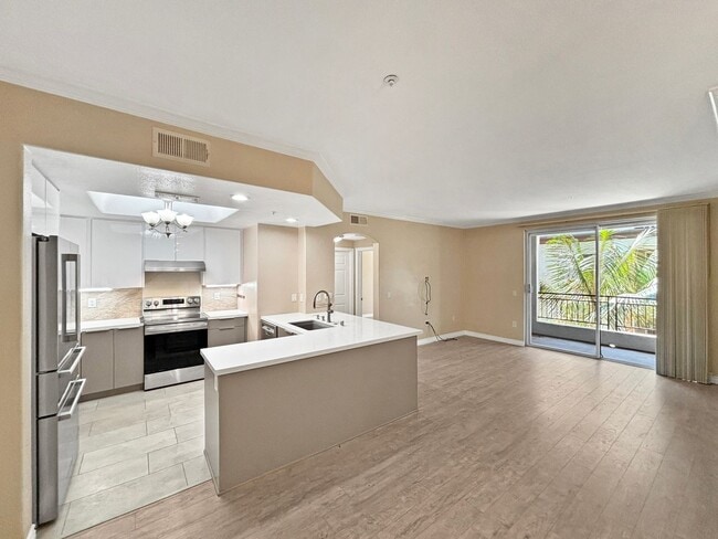 Building Photo - Stunning 2BD/2BA Condo in La Jolla W/ W/D,...