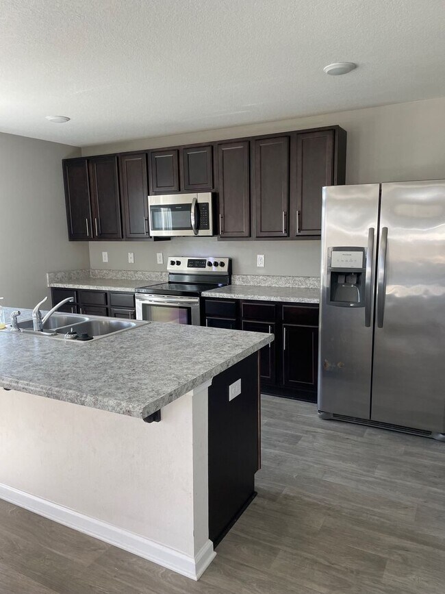 Foto del edificio - 4 bedroom 2 bath