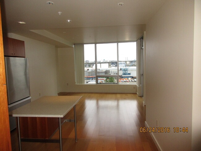 Building Photo - Meriwether West/South Waterfront - 1 bedroom condo w/parking/balcony/city & river views