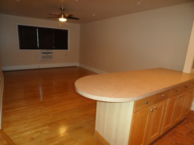 Building Photo - 1509 W Farwell Ave