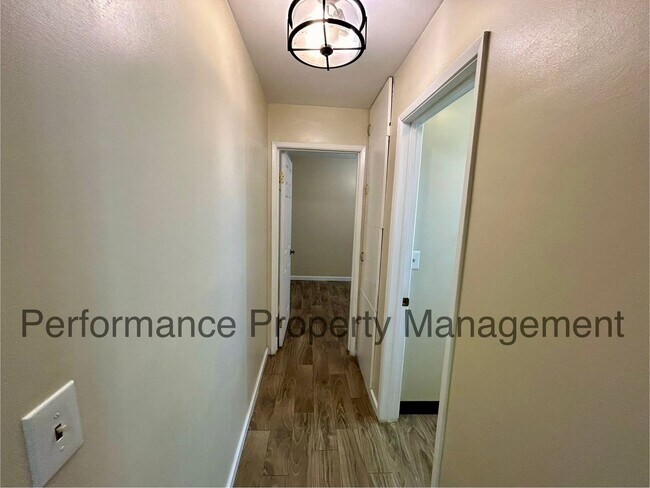 Foto del edificio - Cute 1 Bed/1 Bath Home in N Bakersfield