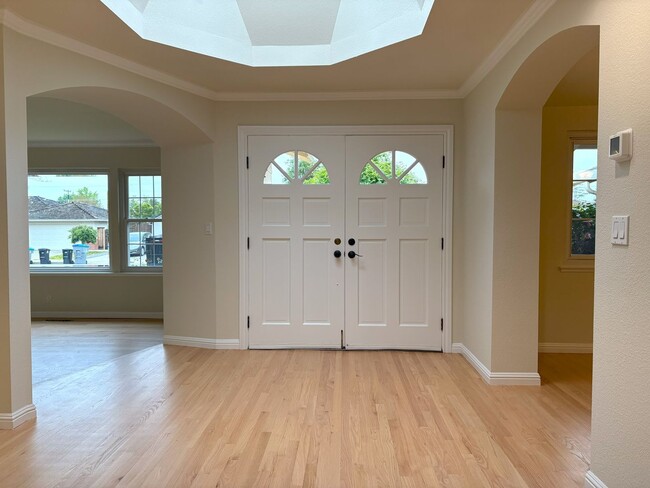 Building Photo - Beautifully Updated 4-Bedroom Home in Prim...