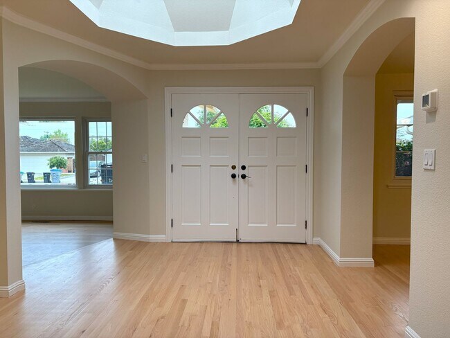 Foto del edificio - Beautifully Updated 4-Bedroom Home in Prime Mountain View Location!