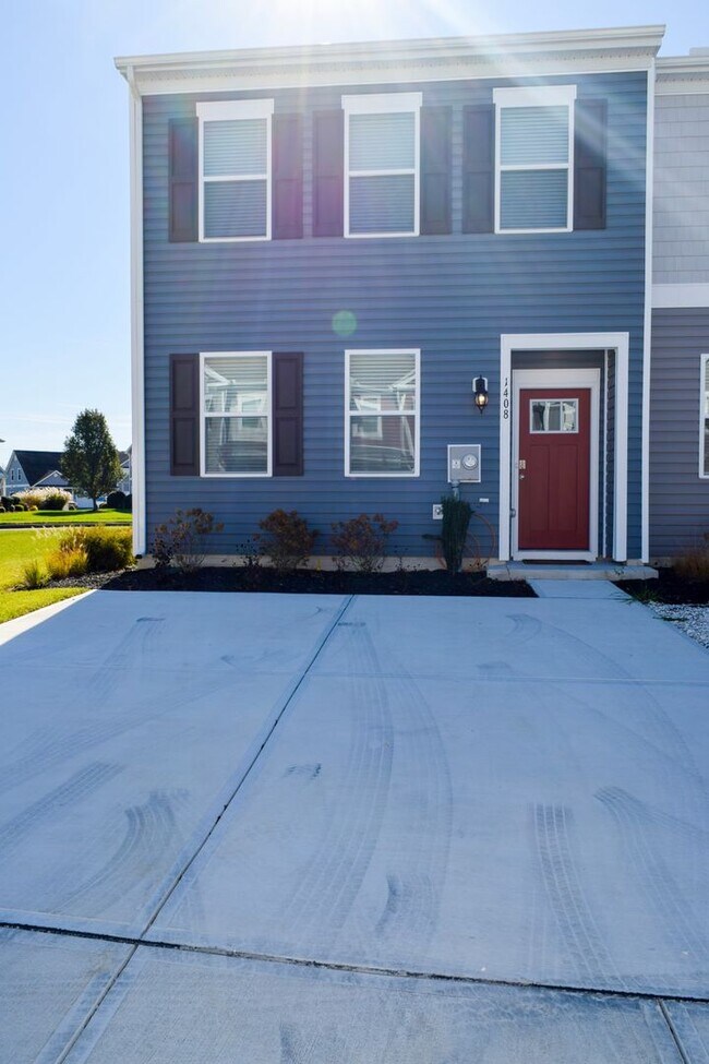 Foto del edificio - Stunning NEW Townhouse in Heritage Trace!