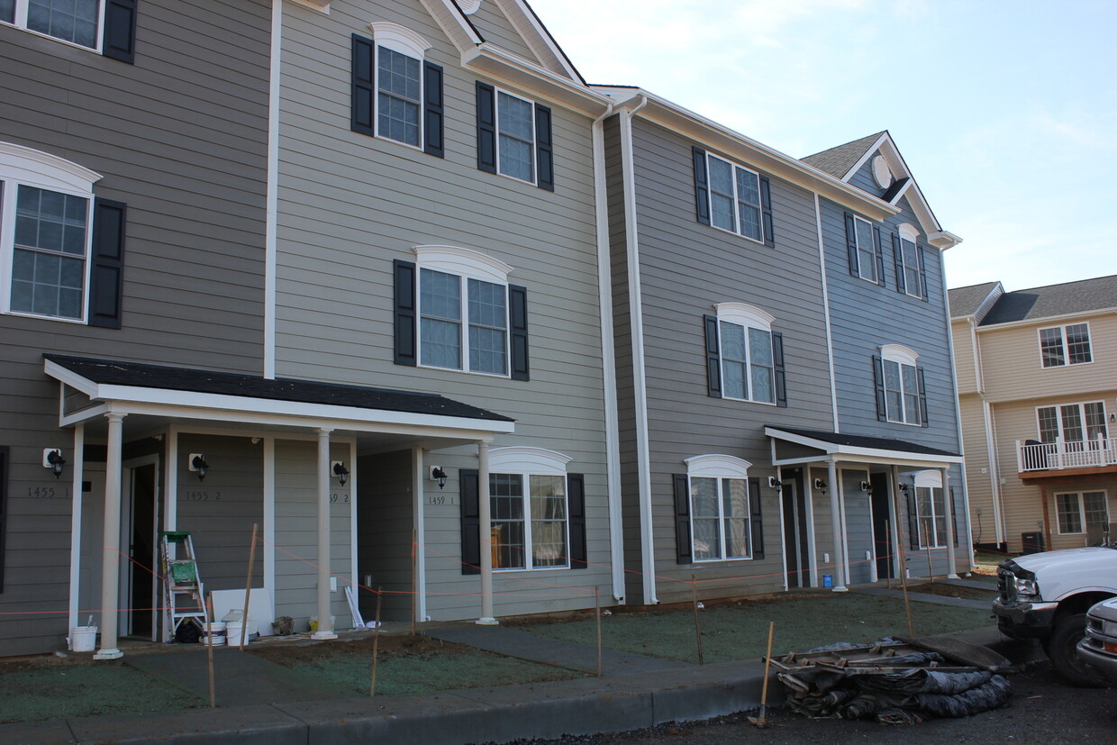 Primary Photo - Two Master Suite Apartment Townhouse