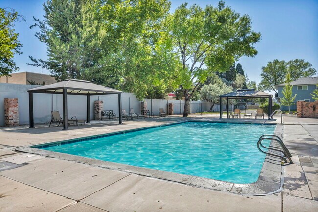 Foto del edificio - 612 Pine Meadows Dr