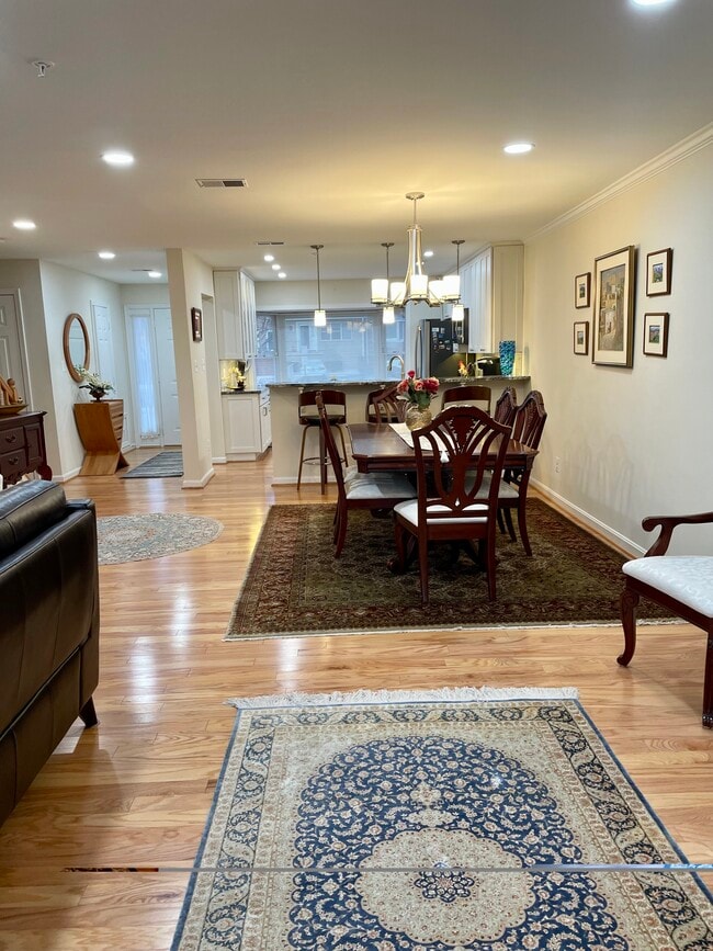 Building Photo - 203A Locust St SE