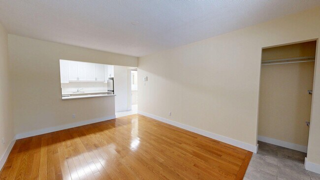 Photo du bâtiment - PRISTINE, NEWLY REOVATED ONE BEDROOM MAIN ...