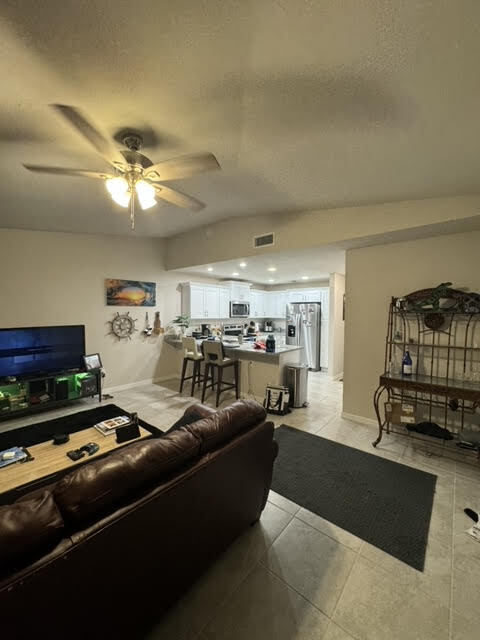 Vista de la puerta principal de la sala - 17327 Birchwood Ln