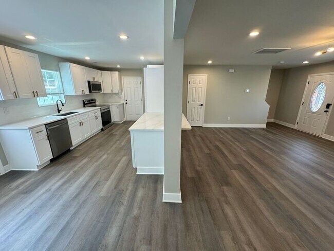 Foto del edificio - Fully Updated 4 Bedroom Home in Raleigh