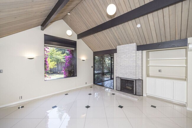 Foto del edificio - Lovingly Maintained Eichler in Super Desir...