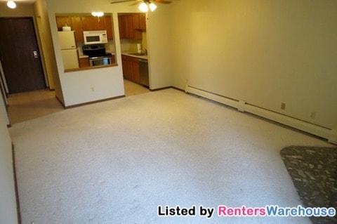 Building Photo - 3440 Golfview Dr