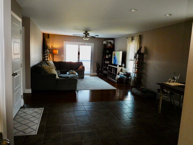 Building Photo - 428 W Deerwood Dr