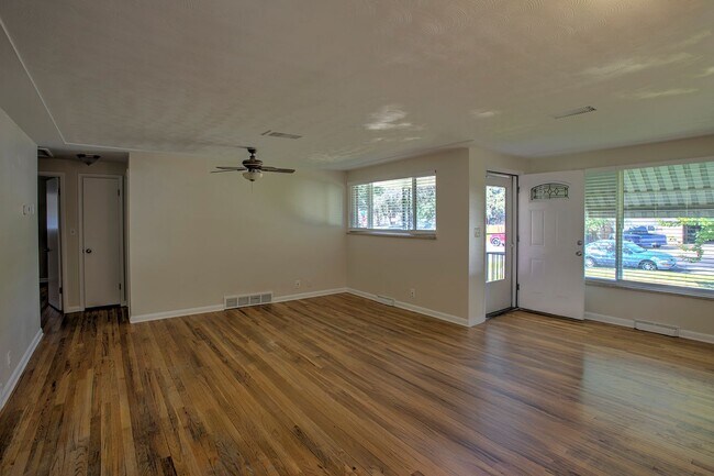 Foto del edificio - Splendid 3 bedroom/ 1 3/4 bath Ranch in Ha...