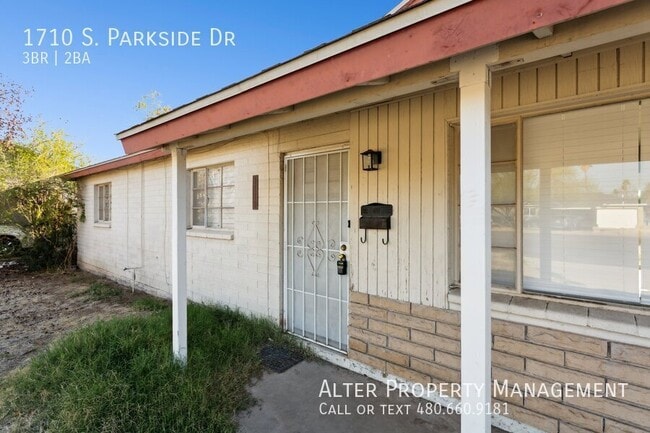 Building Photo - 1710 S Parkside Dr