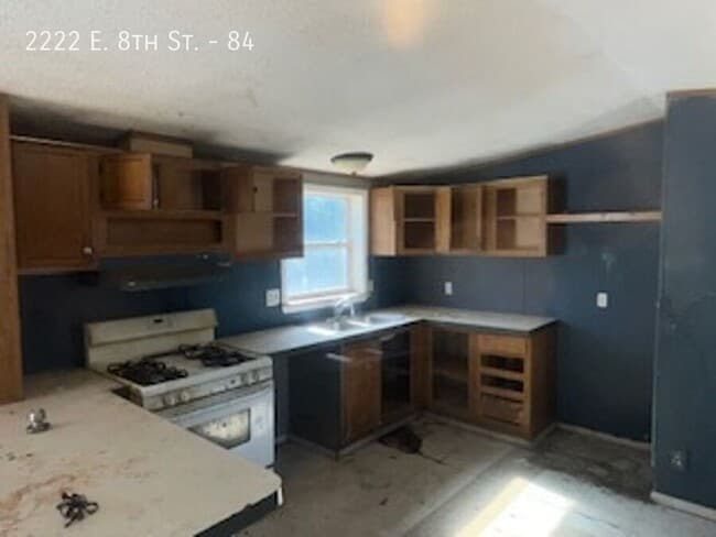 Building Photo - 2222 E 8th St
