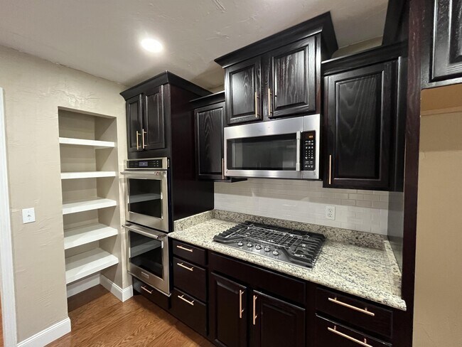 Foto del edificio - 1304 Pine Oak Dr