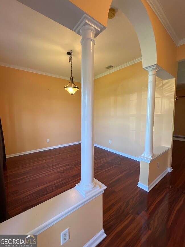 Building Photo - 107 Camellia Ct