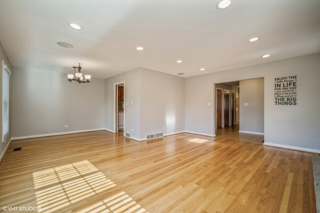 Building Photo - 2425 Pfingsten Rd