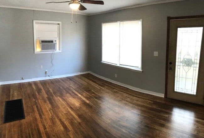 Building Photo - 3 Bedroom 1 Bathroom Single Family Home! A...