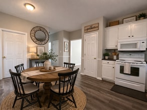 Building Photo - 6122 Summer Side Dr