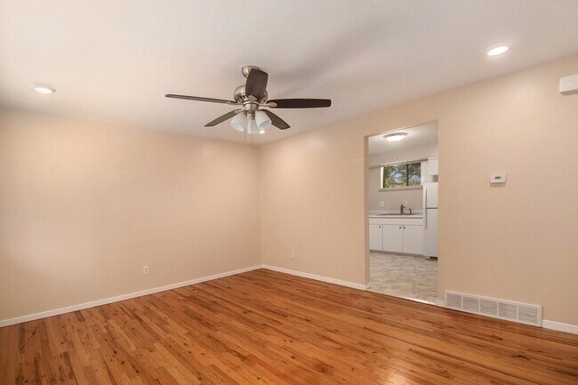 Foto del edificio - 2Bed/1Bath Duplex in Whittier