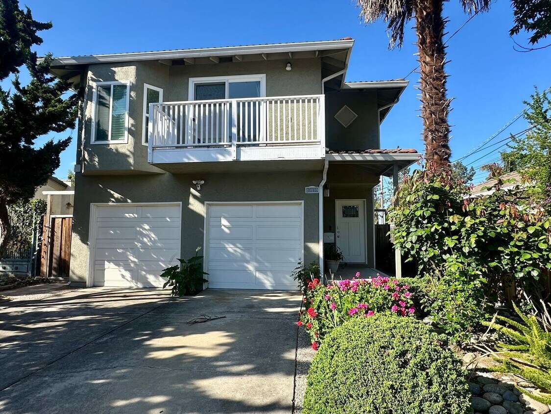 Primary Photo - 5 Bedroom 3 Bath Union City GEM!