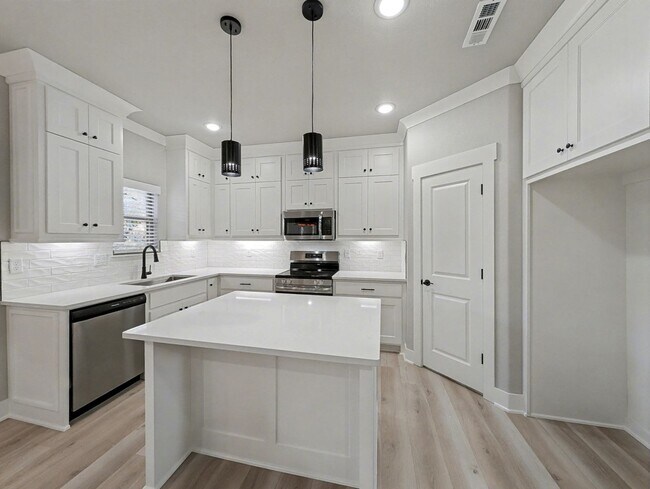 Foto del edificio - Tucked Into A Prime Spot In Bella Vista Wi...