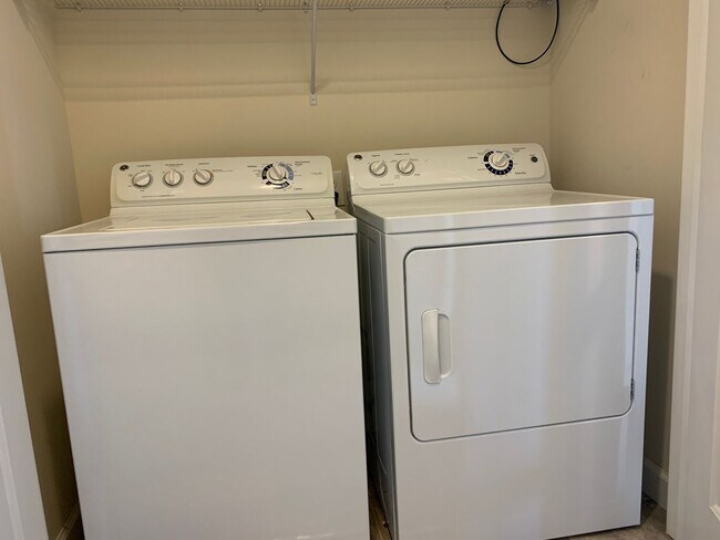 Foto del edificio - 2 Bedroom, 2.5 Bath Townhouse with detached one-car garage