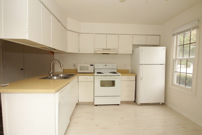 Building Photo - 647 Chip Ct