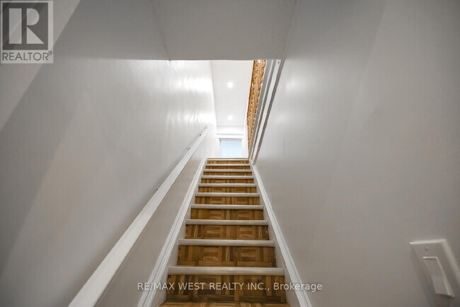 Photo du bâtiment - 108 Armstrong Ave