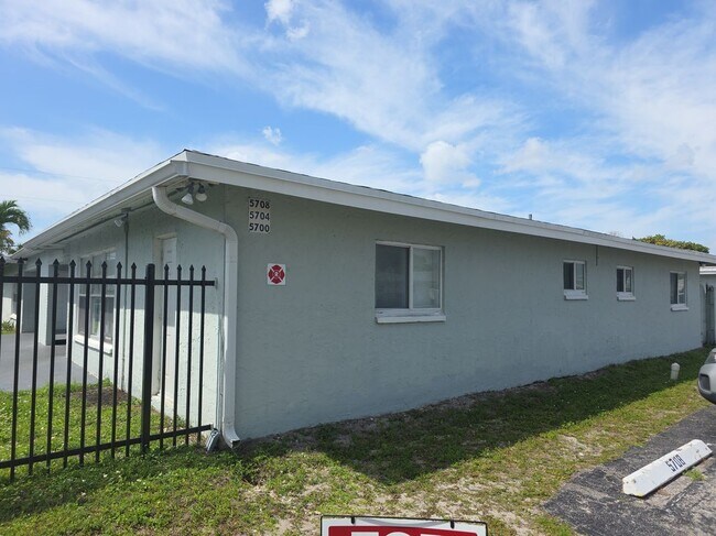 Foto del edificio - 5648 NW 28th St