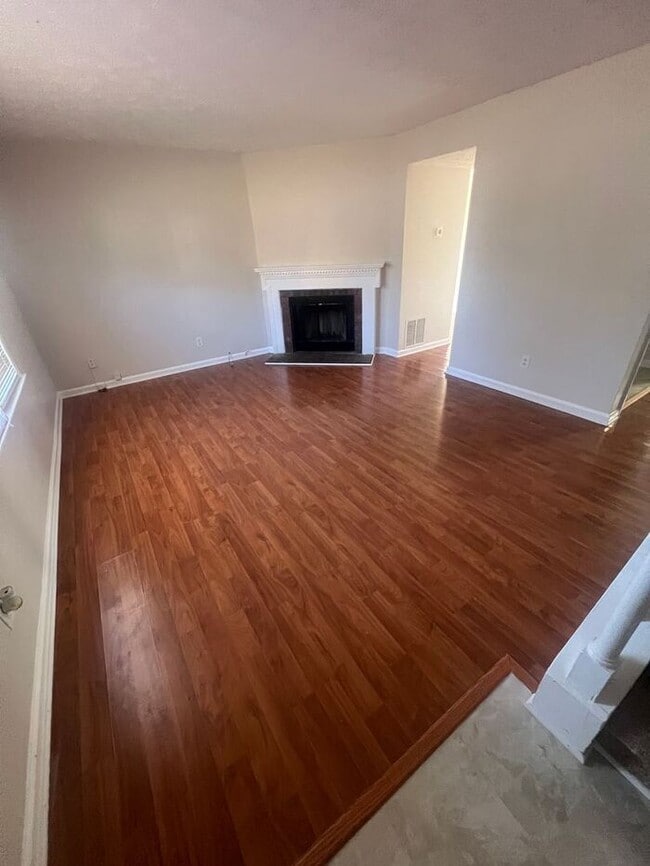 Foto del edificio - FINALLY A 2 BEDROOM 2.5 BATH IN LAWRENCEVILLE!