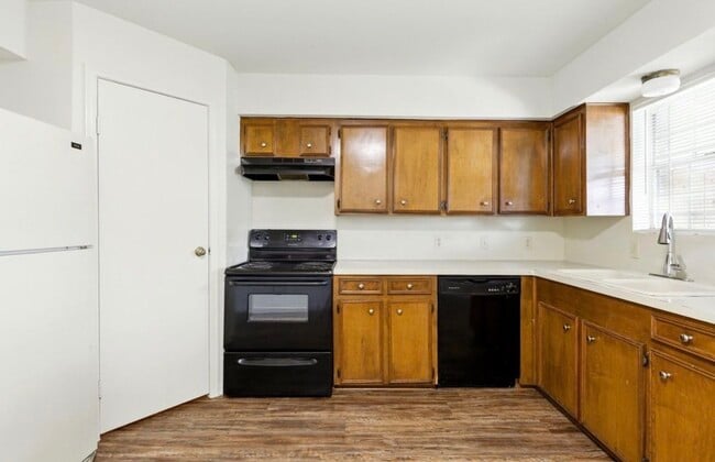 Kitchen - 9641 Hollock St