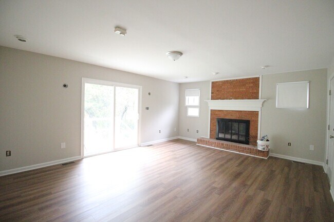 Foto del edificio - 3 Bedroom Ranch with Fenced-In Backyard in...