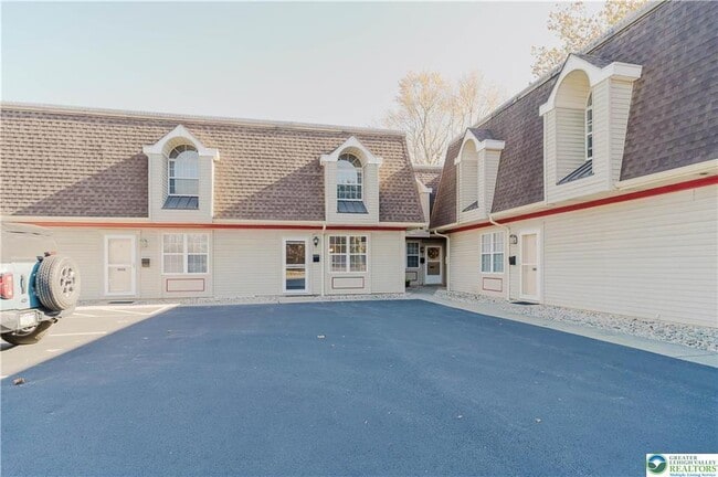 Building Photo - 1410 Primrose Ln