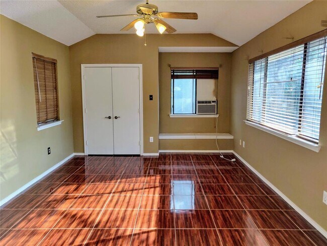 Foto del edificio - 104 Laurel Ln