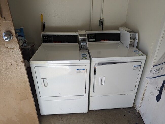 Building Photo - 641 N Ventura St