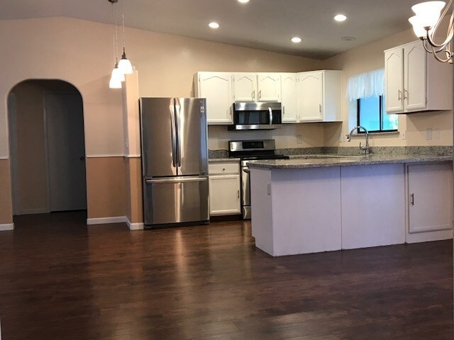 Foto del edificio - Four Bedroom + Office, NO HOA!