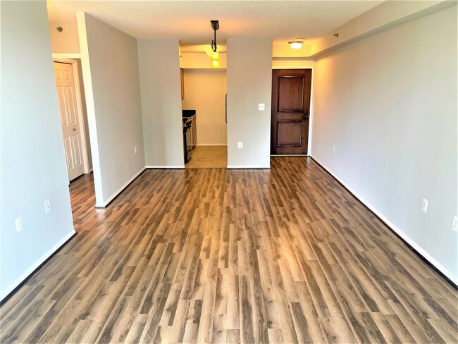 Foto del edificio - Large 2 Bedroom/1 Bath WITH PARKING