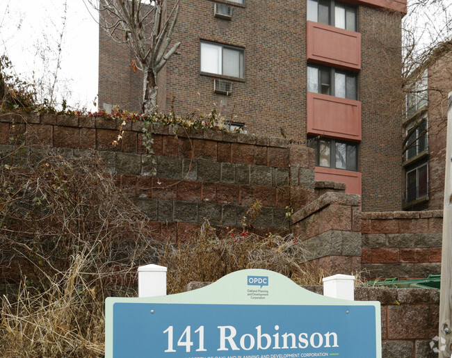 Building Photo - 141 Robinson St