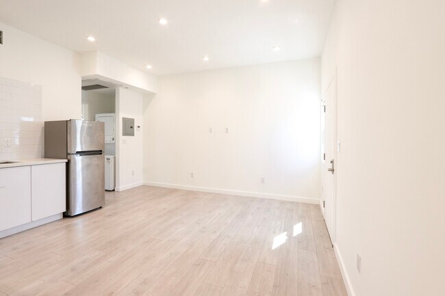 Building Photo - 425 N Coronado St